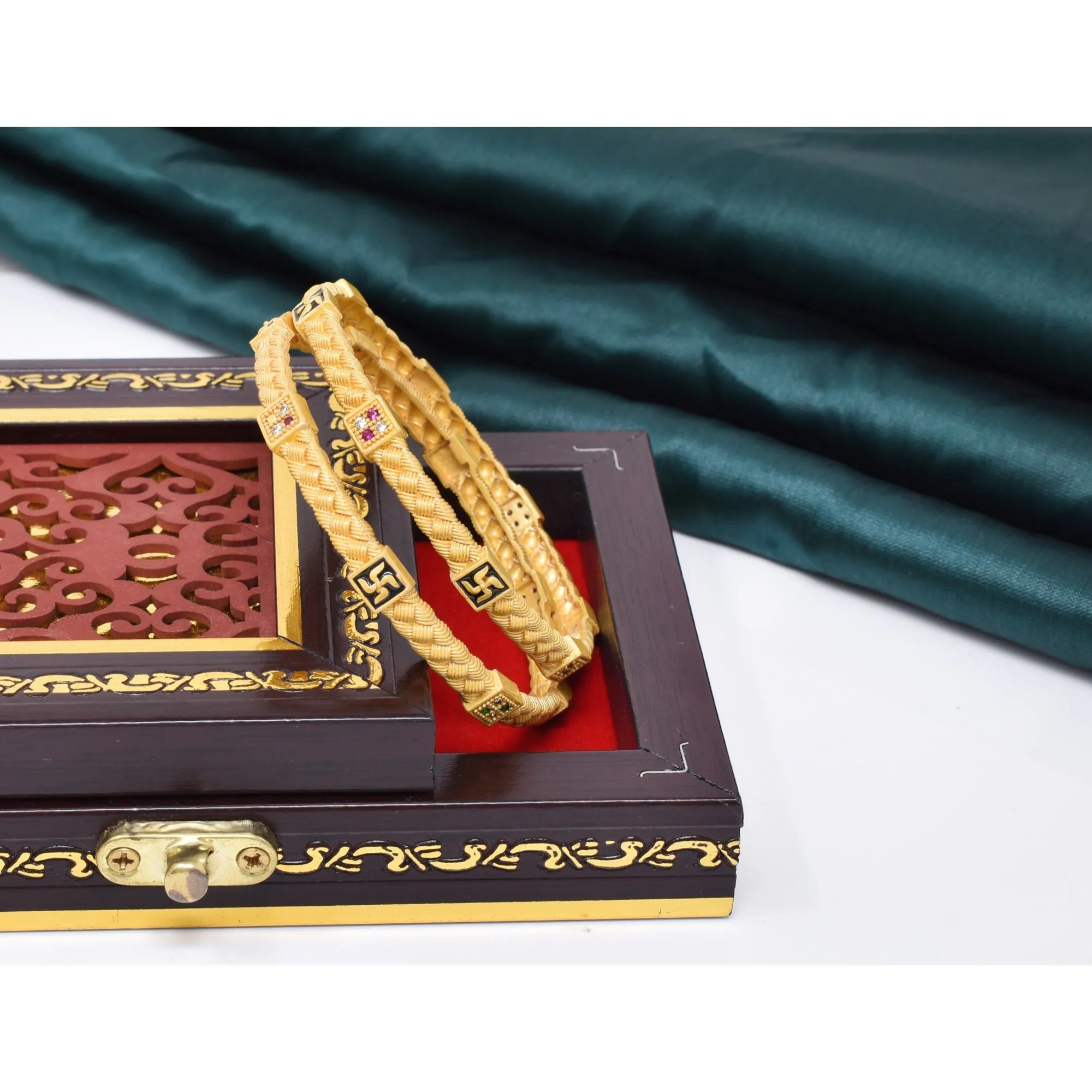 Gilded Fusion: Sparkling Gold Wristwear