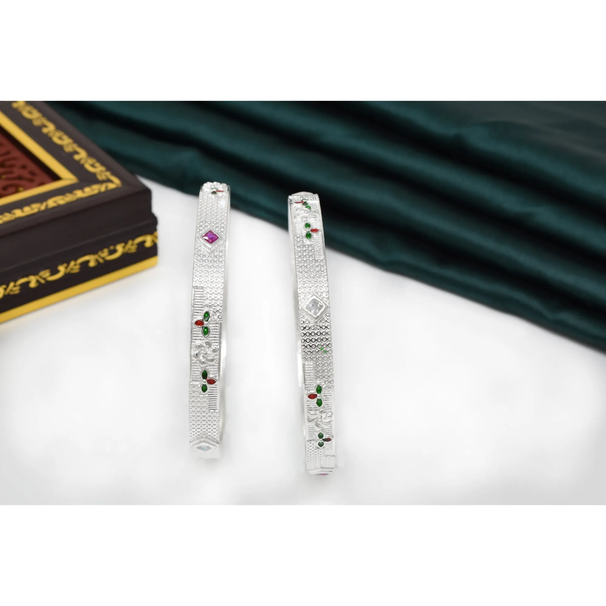Gilded Fusion: Sparkling Wrist Cascade